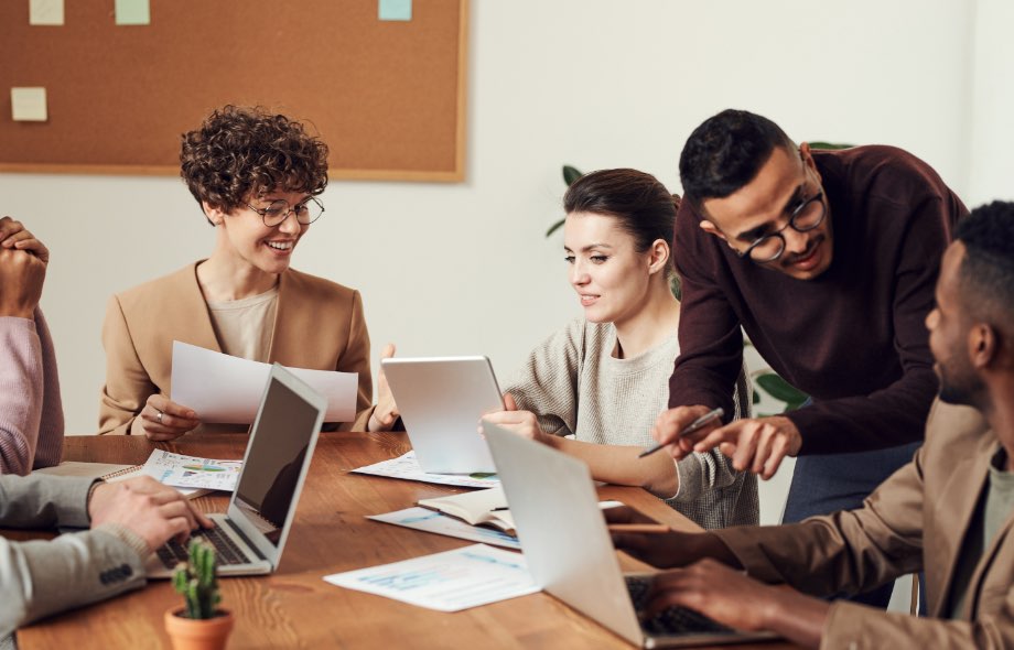 Groupe de personnage travaillant sur ordinateur