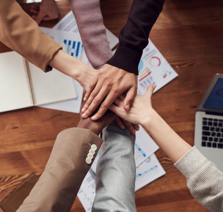 mains d'un groupe de personnes les unes sur les autres