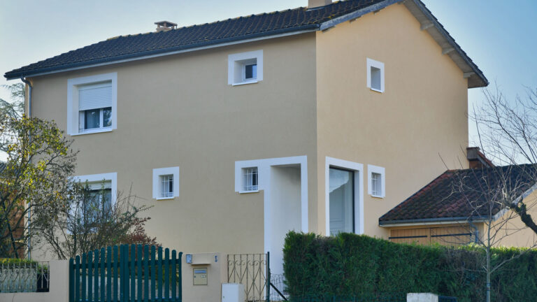 Maison rose isolation extérieur avec menuiseries blanches
