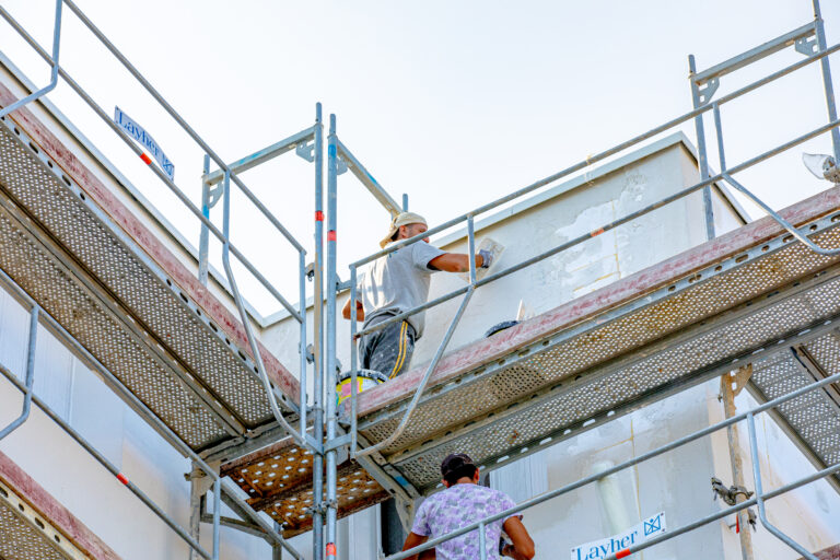 ouvrier sur un chantier de ravalement de façade