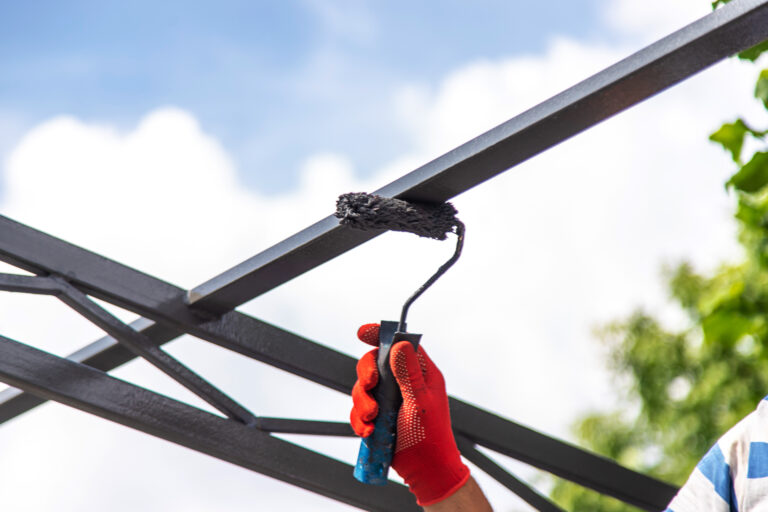 homme peint des poteaux metalliques