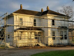 Rénovation de la façade extérieure d'une maison récente avec des échafaudages autour